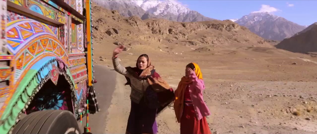 Dirigido por Afia Nathaniel, uma cineasta paquistanesa, o filme trata com sensibilidade a temática do casamento arranjado a força.