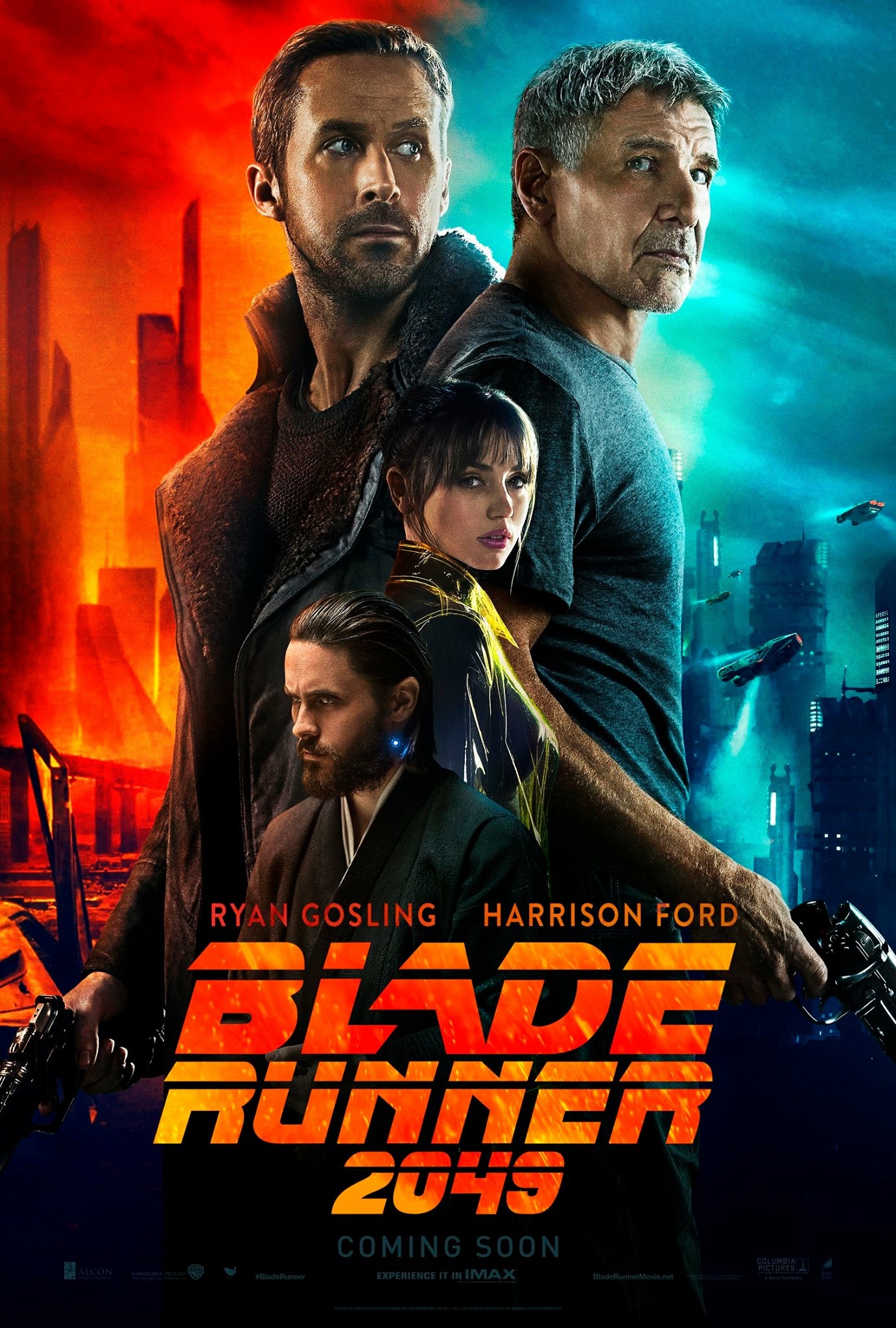 Poster do filme contendo os personagens K, Deckard, Joi e Wallace, nessa ordem de cima para baixo e também em tamanho (cada vez menores), sobre o nome do filme. O fundo é laranja e ciano.