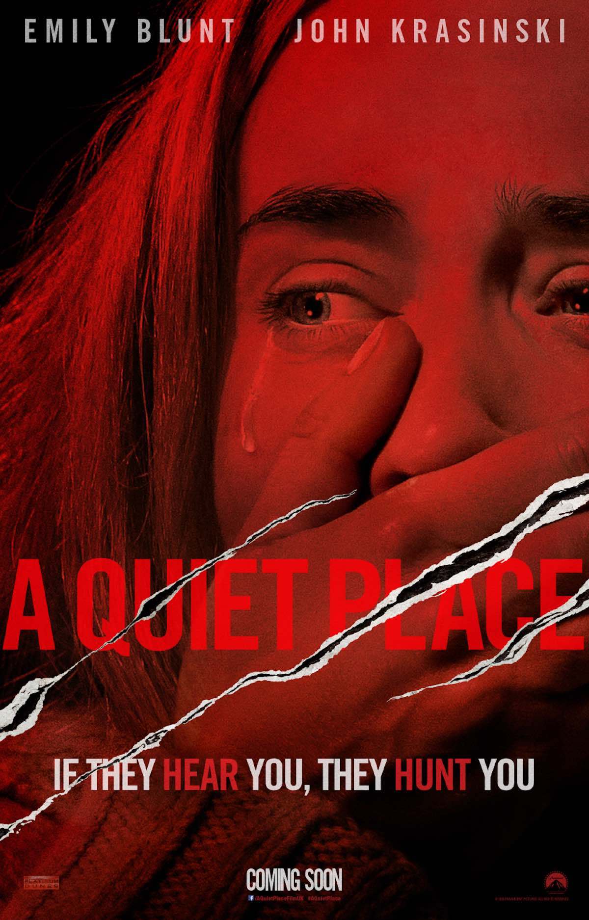 Poster do filme, que mostra a atriz Emily Blunt com olhar assustado, chorando, cobrindo a boca com as mãos. O Título do filme está arranhado por 3 garras, como se tivesse cortado o papel.