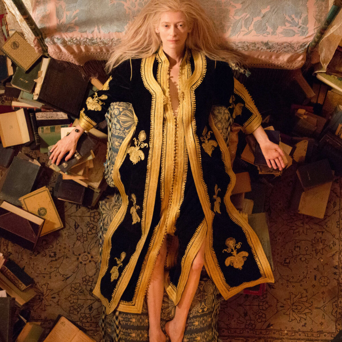 Amantes Eternos (Only Lover Left Alive, 2013) – Estante da Sala